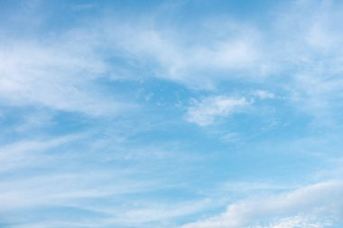 Arka plan için mavi gökyüzü beyaz bulutları