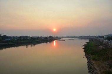 Dechatiwong Köprüsü 'ndeki Chao Phraya Nehri' nde gün batımı, Nakhon Sawan şehri Tayland.