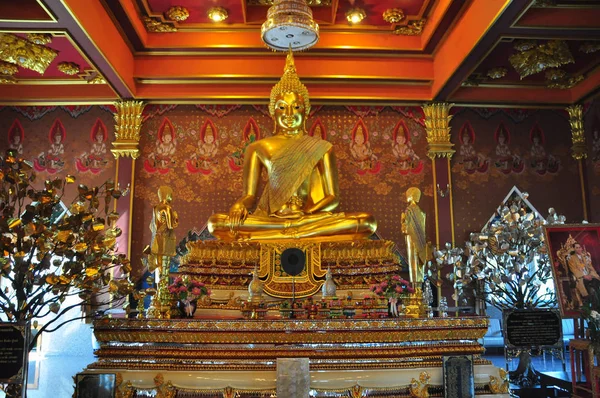 Статуя Золотого Будды в Ват-Кхуне Интапрамун, Таиланд — стоковое фото