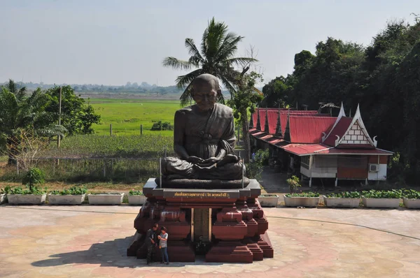 Turisté navštěvují Wat Khun Inthapramun, Ang Thong Province, Thailan — Stock fotografie
