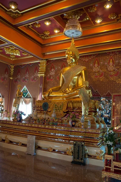 Statue de Bouddha d'or à Wat Khun Inthapramun, Thaïlande — Photo