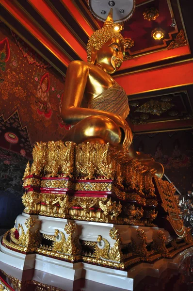 Statue de Bouddha d'or à Wat Khun Inthapramun, Thaïlande — Photo