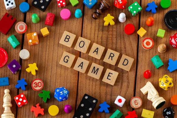 Board Game Betűzve Fából Készült Betűkkel Körülvéve Kocka Kártyák Egyéb — Stock Fotó