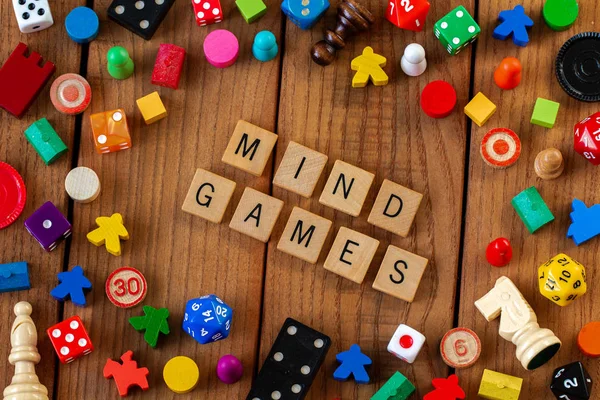 Mind Games Gespeld Houten Letter Tegels Omringd Door Dobbelstenen Kaarten — Stockfoto