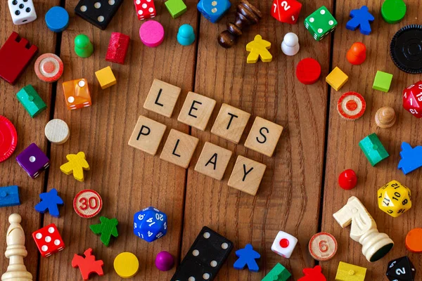 Let Let Let Play Betűzve Fából Készült Betűkkel Körülvéve Kocka — Stock Fotó