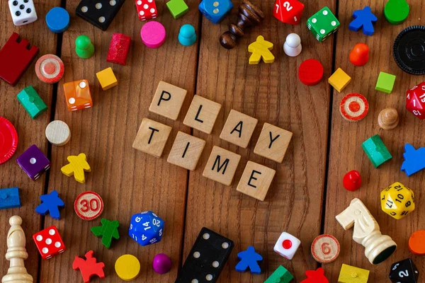 Play Time Scritto Piastrelle Legno Lettera Circondato Dadi Carte Altri — Foto Stock