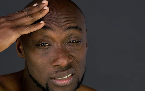 Hombre afroamericano con dolor de cabeza —  Fotos de Stock