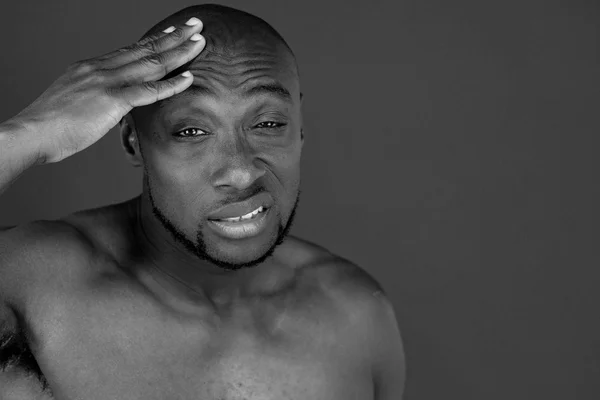 Hombre afroamericano con dolor de cabeza — Foto de Stock