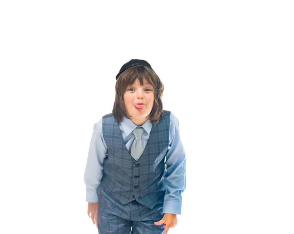 Judisk pojke visar tungan — Stockfoto