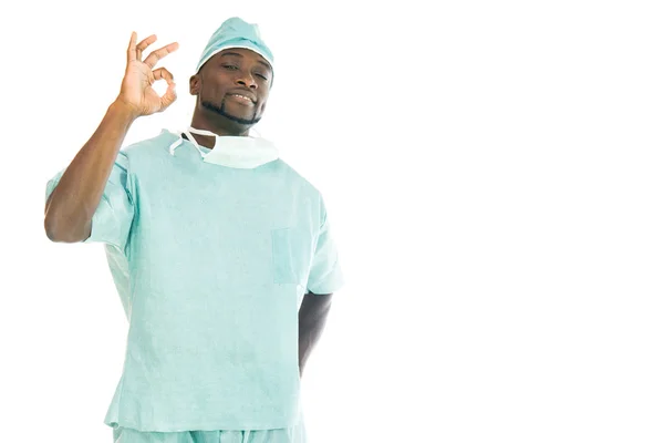 Afroamericano médico mostrando ok — Foto de Stock