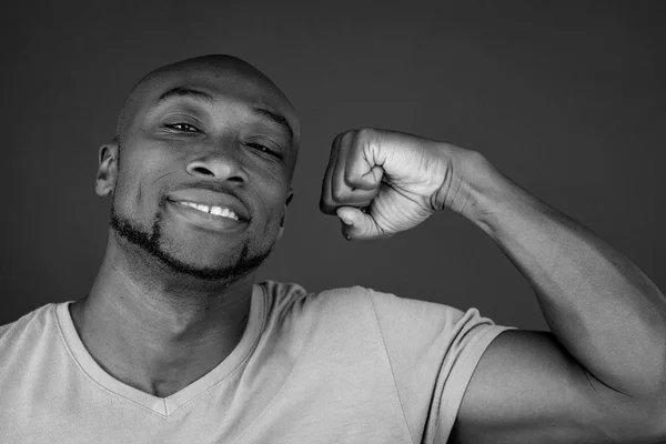 Hombre afroamericano mostrando fuerza — Foto de Stock
