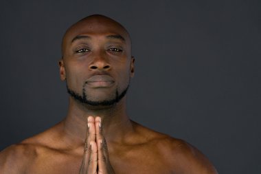 Afrika kökenli Amerikalı adam dua