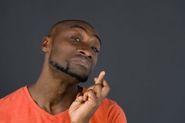 parmak çarpı işareti olan Afrika kökenli Amerikalı adam
