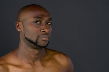 Kendine güvenen Afrikalı-Amerikalı adam