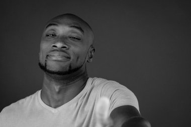 Afrika kökenli Amerikalı adam sunan el sıkışma