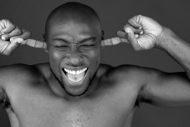 Afrika kökenli Amerikalı adam kulakları tıkalı 