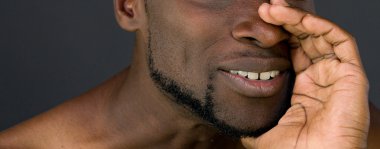 söz, fısıldayan Afrikalı-Amerikalı adam