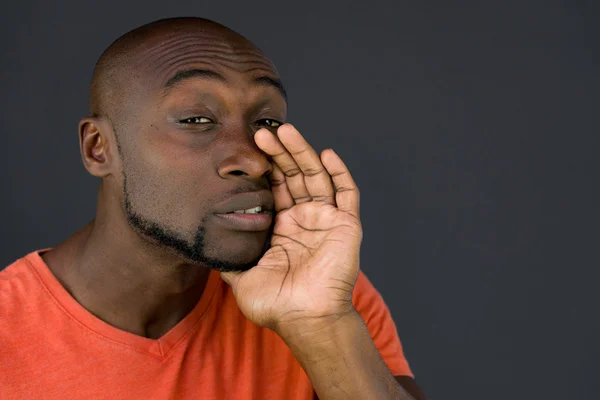 Afro-Amerikaanse man praten, fluisteren — Stockfoto