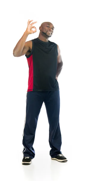 Homem atleta ajuste mostrando sinal ok — Fotografia de Stock