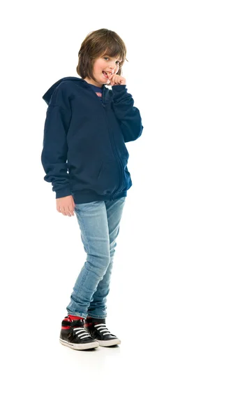 カジュアルな 10 代の少年の爪をかむ — ストック写真