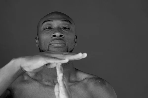 Afro-Amerikaanse man met time-out — Stockfoto