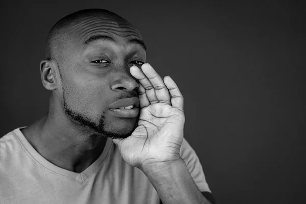 Hombre afroamericano hablando, susurrando —  Fotos de Stock