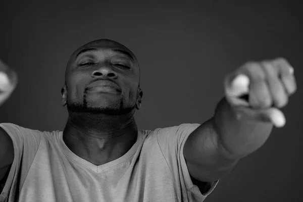 Hombre afroamericano señalando los dedos —  Fotos de Stock