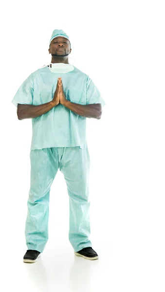 Africano americano medico uomo pregando — Foto Stock