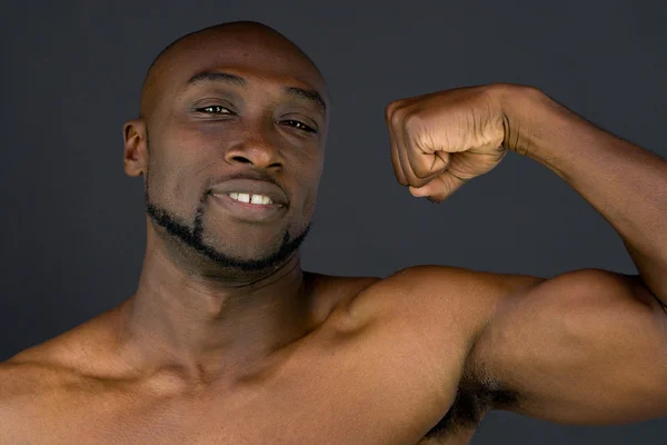 Hombre afroamericano mostrando fuerza — Foto de Stock