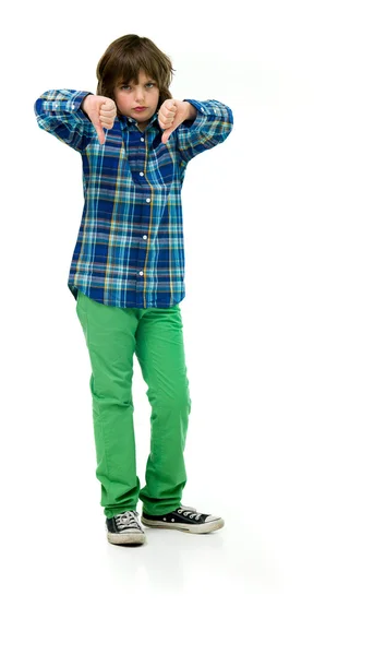 Хлопчик-підліток показує великі пальці вниз — стокове фото