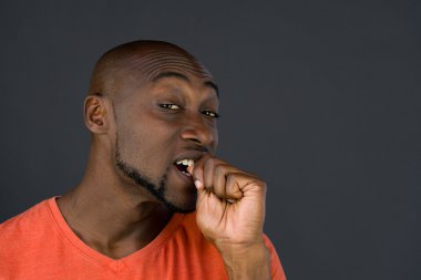 Afrika kökenli Amerikalı adam tırnak ısırma