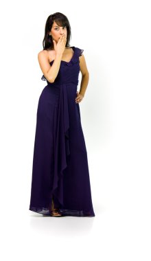 gece elbisesi içinde endişeli kadın