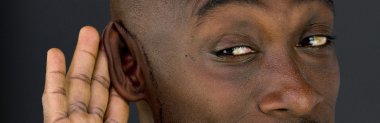 Afrika kökenli Amerikalı adam dinleme gizli