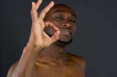 Afrika kökenli Amerikalı adam ok işaret gösteren