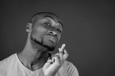 parmak çarpı işareti olan Afrika kökenli Amerikalı adam