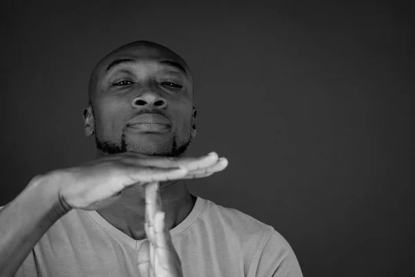Афроамериканський чоловік показує час назовні — стокове фото