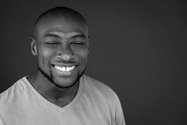 Sonriente hombre afroamericano — Foto de Stock