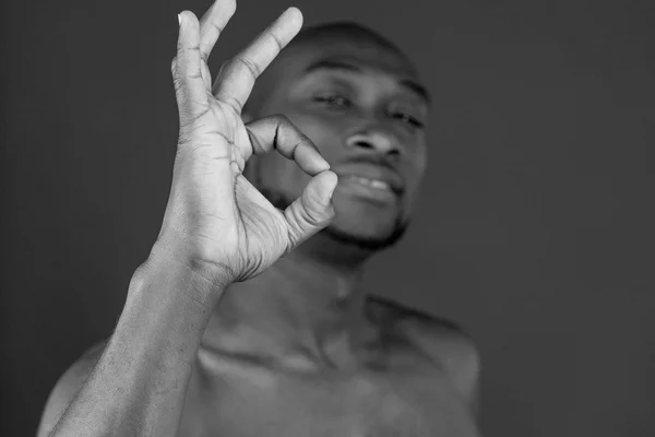 Africano americano hombre mostrando ok signo —  Fotos de Stock