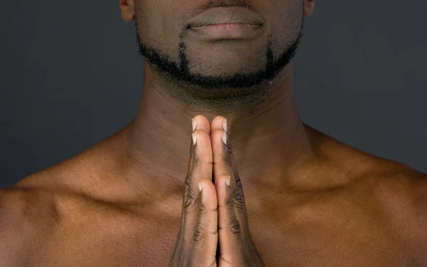 기도 하는 아프리카계 미국인 남자 — 스톡 사진