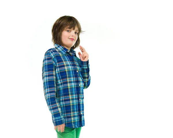 Nastoletni chłopiec skrzyżowane palce — Zdjęcie stockowe