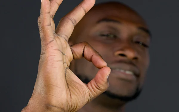 Afro-amerikai ember mutatja az ok jele — Stock Fotó