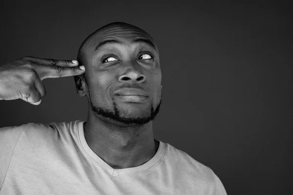 머리를 촬영 하는 아프리카계 미국인 남자 — 스톡 사진