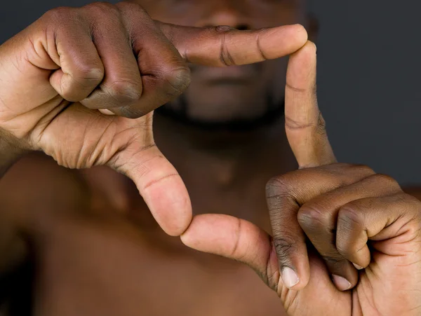 Афроамериканський чоловік з рамкою рук — стокове фото