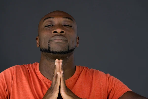 아프리카계 미국인 남자를 기도 — 스톡 사진