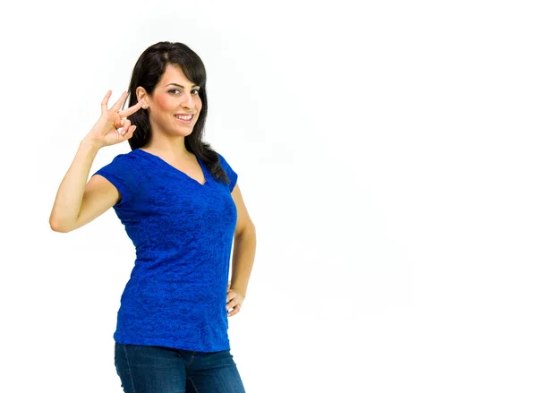 Mujer casual mostrando signo ok —  Fotos de Stock