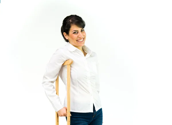 松葉杖で笑顔の女性 — ストック写真
