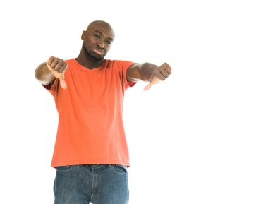 Afrika kökenli Amerikalı adam başparmak aşağı gösterilen