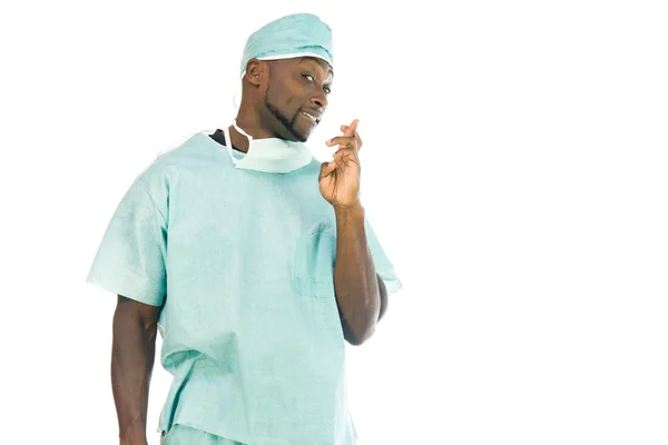 Médico afroamericano con dedos cruzados — Foto de Stock