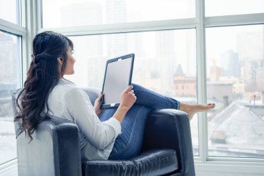 genç kadın dijital tablet kullanma