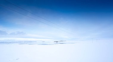 Güç hatları üzerinden kar manzara kaplı 
